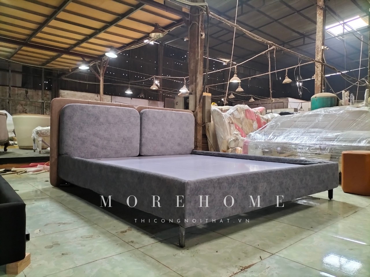 Giường ngủ hiện đại bọc nỉ Acacia nhập khẩu Bỉ.Sử dụng đệm Latex Nhật , chân sắt, kiểu dàng hiện đại trẻ trung phù hợp nhiều lứa tuổi.